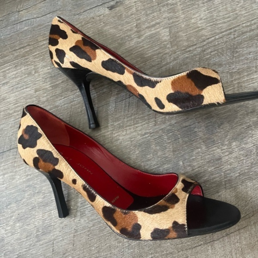 ST. JOHN Animal Print pump size 7.5
